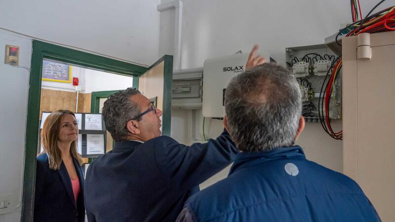 Benidorm comienza en el CEIP Miguel Hernández la instalación de placas fotovoltaicas para autoconsumo en ocho colegios de la ciudad