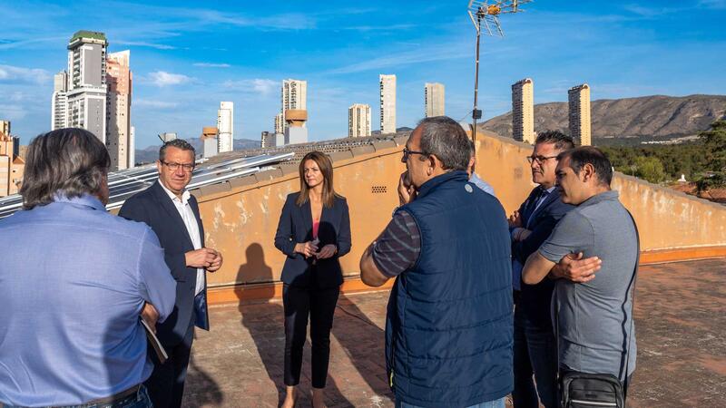 Benidorm comienza en el CEIP Miguel Hernández la instalación de placas fotovoltaicas para autoconsumo en ocho colegios de la ciudad