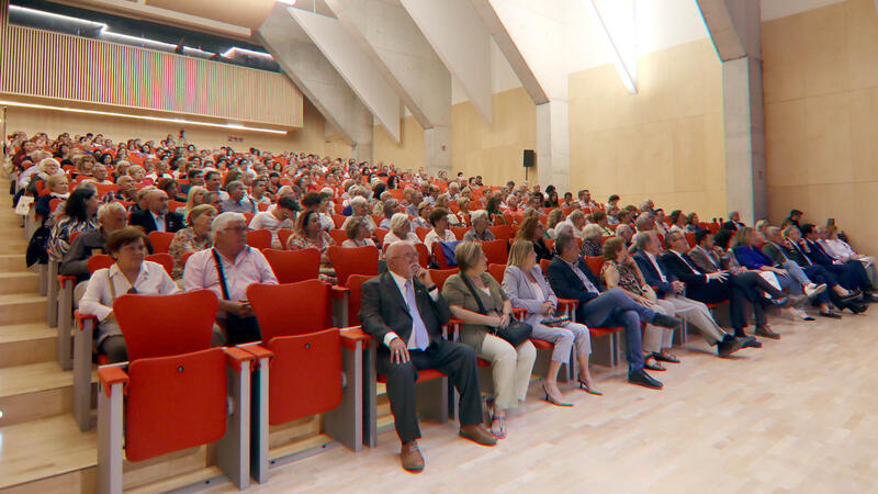 Rafael Doménech recibe el homenaje de la SM La Nova en el concierto del 11º aniversario de la entidad