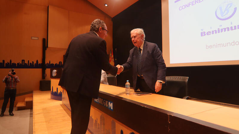 El diplomàtic i escriptor Javier Rupérez reflexiona a Benidorm sobre Ucraïna i la fractura de l