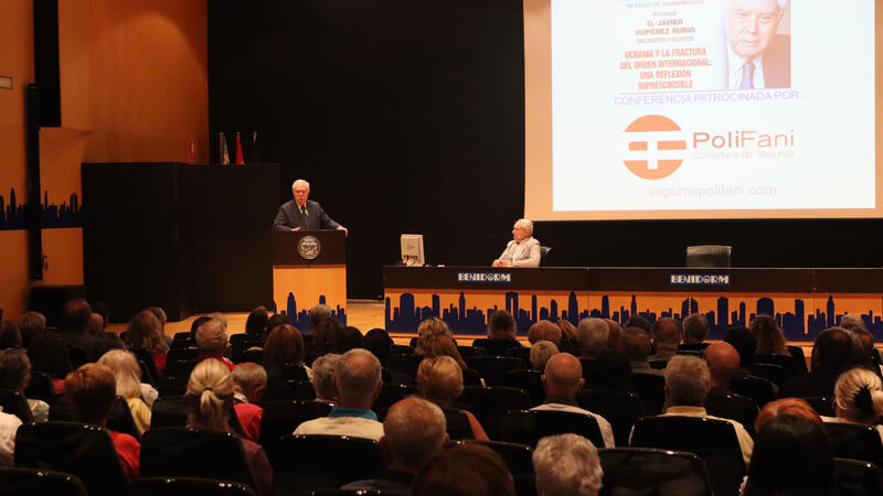 El diplomàtic i escriptor Javier Rupérez reflexiona a Benidorm sobre Ucraïna i la fractura de l