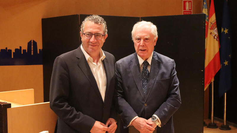 El diplomàtic i escriptor Javier Rupérez reflexiona a Benidorm sobre Ucraïna i la fractura de l