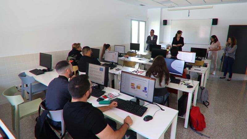 Una vintena de jóvens es formen en jardineria i auxiliar de servicis administratius amb el projecte 