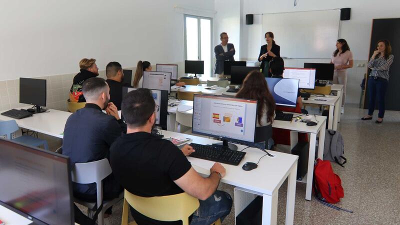 Una vintena de jóvens es formen en jardineria i auxiliar de servicis administratius amb el projecte 
