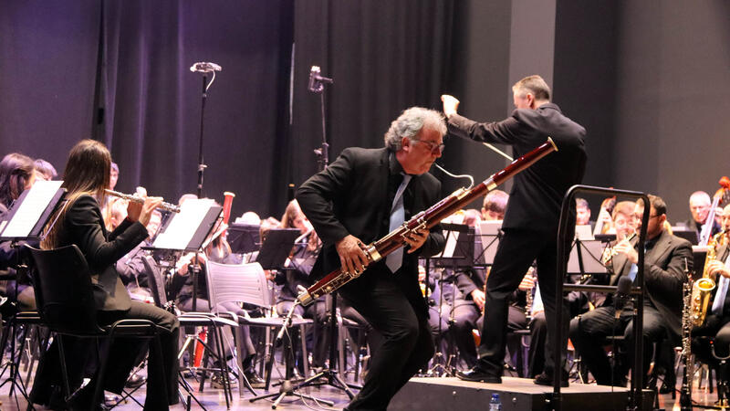 Rafael Doménech recibe el homenaje de la SM La Nova en el concierto del 11º aniversario de la entidad