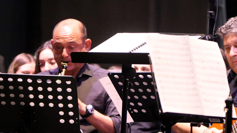Rafael Doménech recibe el homenaje de la SM La Nova en el concierto del 11º aniversario de la entidad