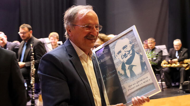 Rafael Doménech recibe el homenaje de la SM La Nova en el concierto del 11º aniversario de la entidad