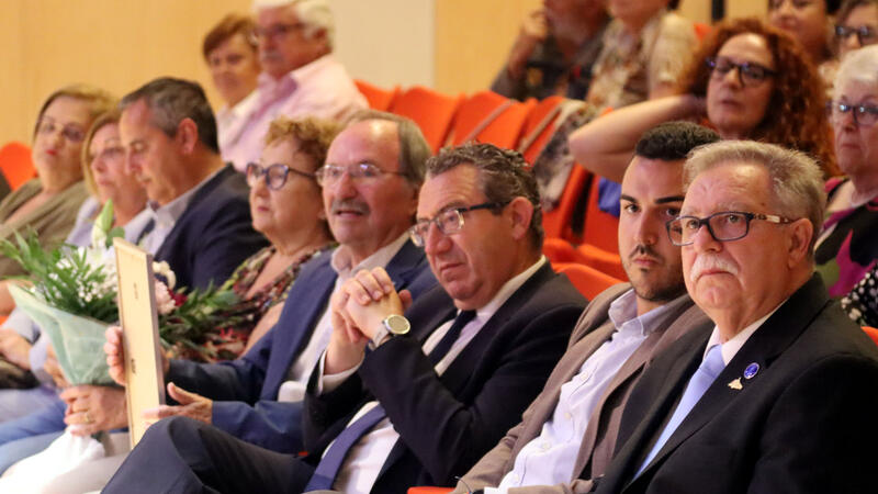 Rafael Doménech recibe el homenaje de la SM La Nova en el concierto del 11º aniversario de la entidad