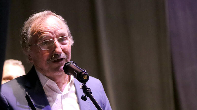 Rafael Doménech recibe el homenaje de la SM La Nova en el concierto del 11º aniversario de la entidad