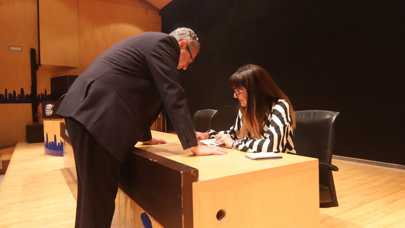Blanca Navarro presenta en Benidorm su libro ‘Al salir de Yad Vashem’ con el fin de “mantener vivo el espíritu del holocausto”