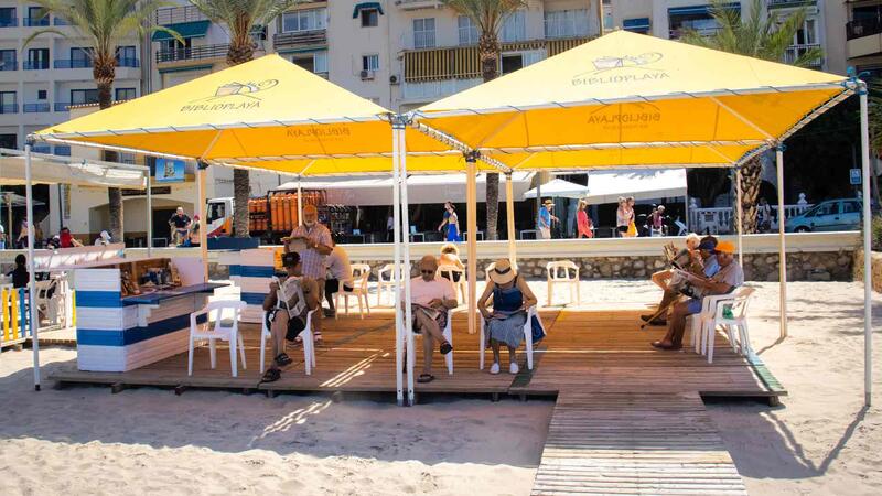 Benidorm opens the two Poniente beach libraries, which are added to the year-round operation in Levante