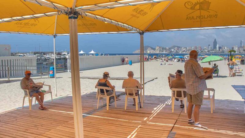 Benidorm opens the two Poniente beach libraries, which are added to the year-round operation in Levante