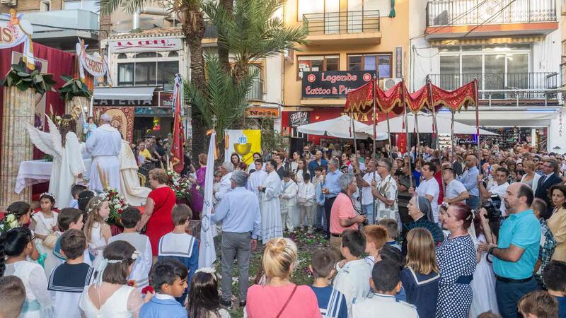 Benidorm vive un año más su procesión del Corpus Christi