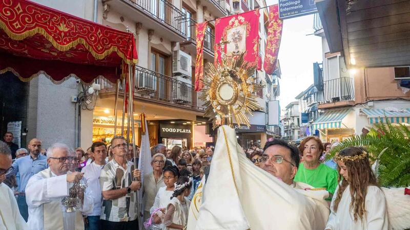 Benidorm vive un año más su procesión del Corpus Christi