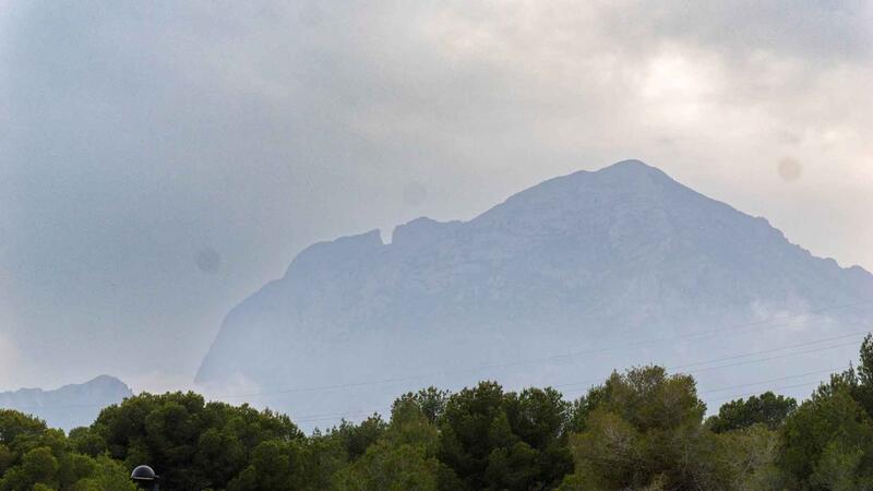 Tras las nubes, el sol atraviesa un año más El Portell del Puig Campana