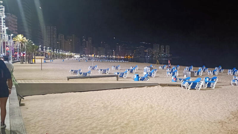 The beaches of Benidorm offer their best image from the first hour after the 