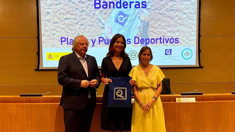The beaches of Benidorm revalidate the flags