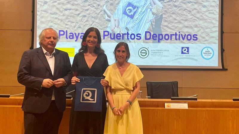 The beaches of Benidorm revalidate the flags