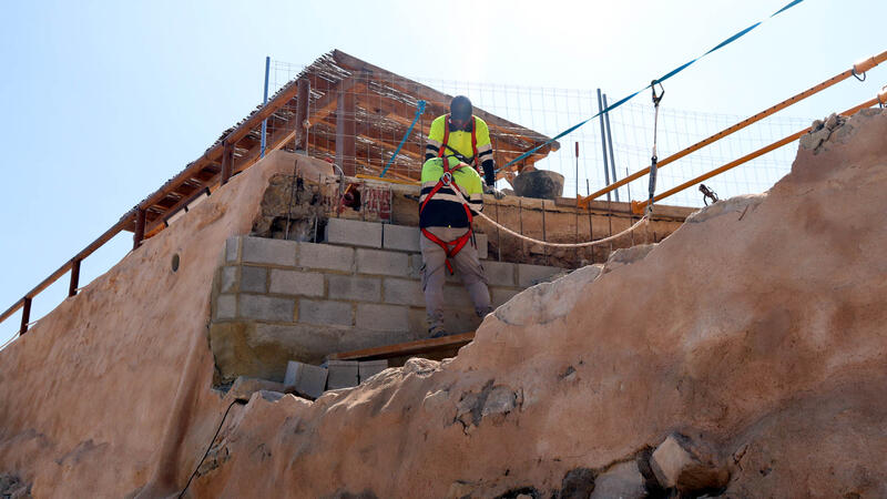 The works of Tossal de La Cala museum are advancing, which have allowed the excavation of new areas
