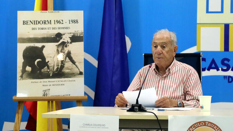 Antonio Manuel Puchades repasa la historia de la plaza de toros de Benidorm en una conferencia