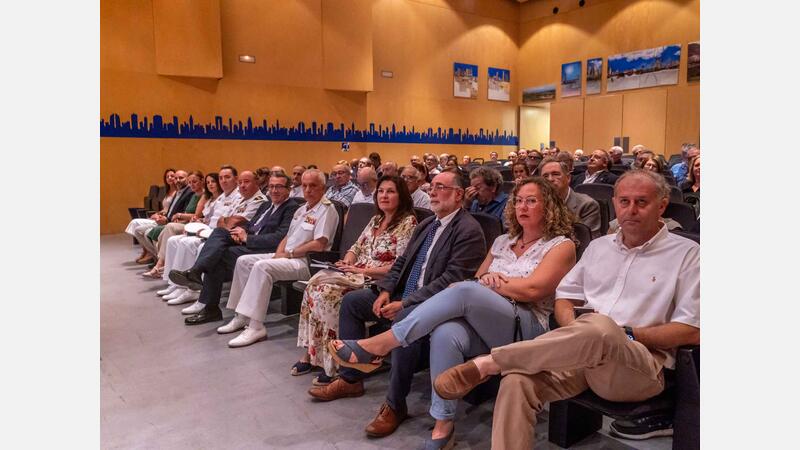 César Evangelio rep a Benidorm el premi 