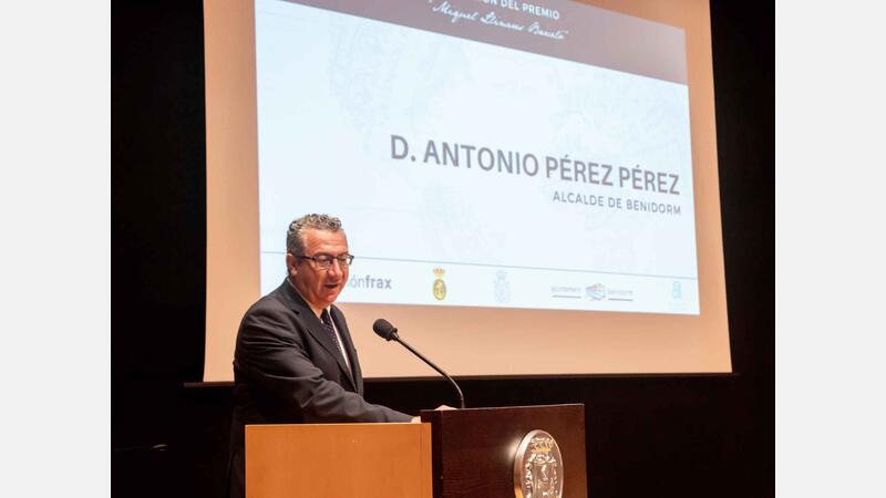 César Evangelio rep a Benidorm el premi 