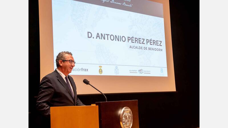 César Evangelio rep a Benidorm el premi 