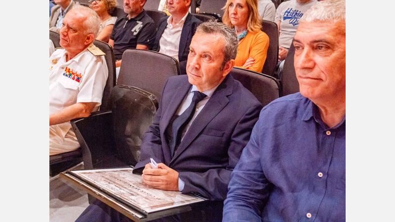 César Evangelio rep a Benidorm el premi 