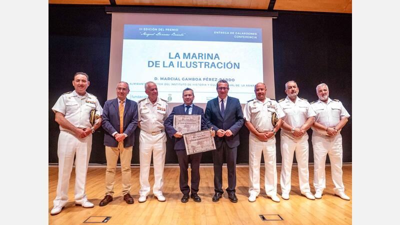 César Evangelio rep a Benidorm el premi 