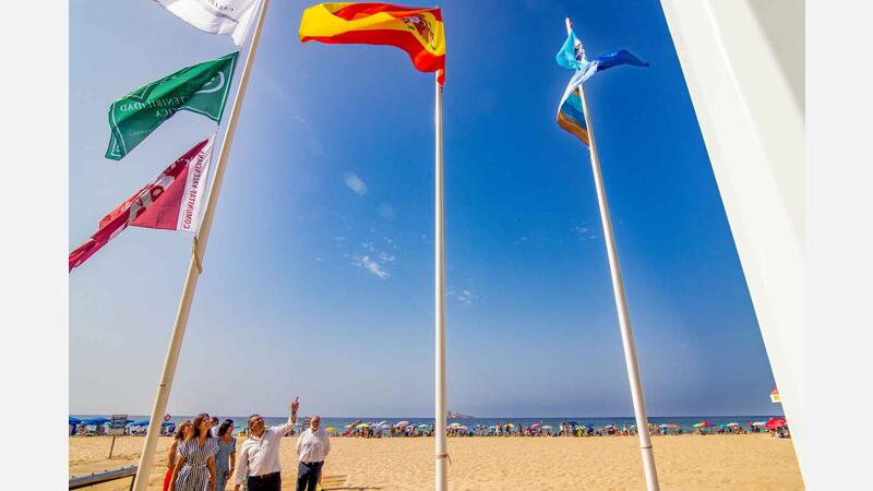 Les platges de Benidorm lluïxen els seus distintius de qualitat, obtinguts després de superar les auditories més exigents