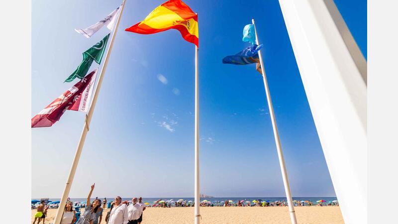 Les platges de Benidorm lluïxen els seus distintius de qualitat, obtinguts després de superar les auditories més exigents