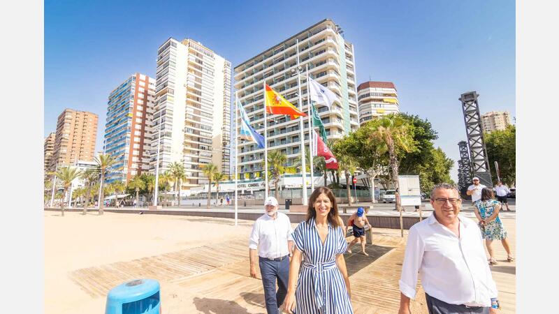 Les platges de Benidorm lluïxen els seus distintius de qualitat, obtinguts després de superar les auditories més exigents