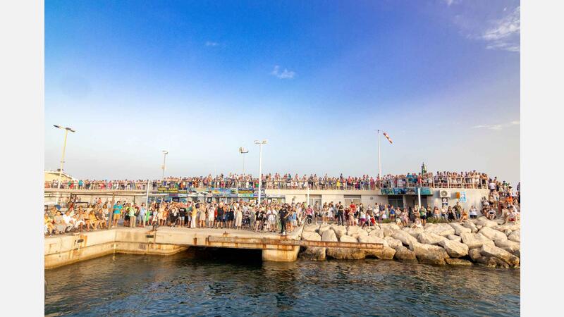 Milers de devots veneren a la Verge del Carme en la seua processó marinera