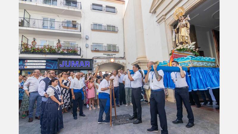 Milers de devots veneren a la Verge del Carme en la seua processó marinera