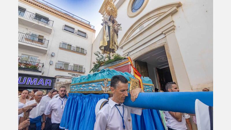 Milers de devots veneren a la Verge del Carme en la seua processó marinera
