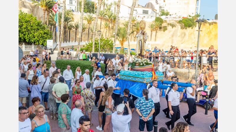 Milers de devots veneren a la Verge del Carme en la seua processó marinera