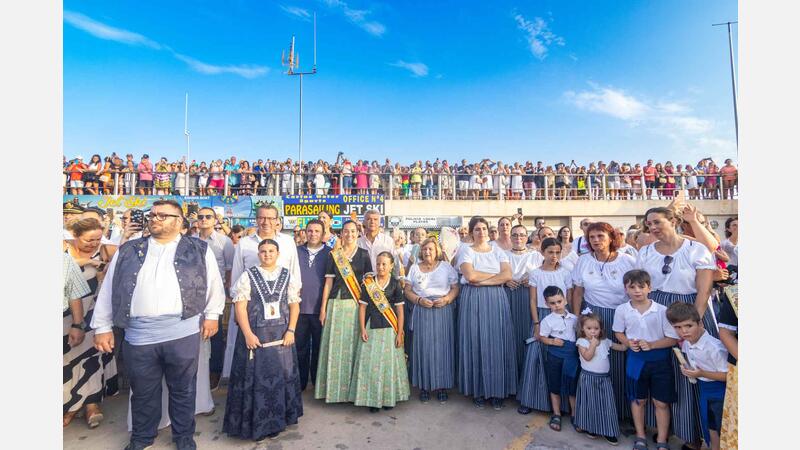 Milers de devots veneren a la Verge del Carme en la seua processó marinera