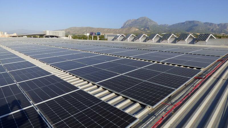 Benidorm escomet la instal·lació de 548 plaques fotovoltaiques per a reduir el consum i les emissions de CO₂ al Palau d