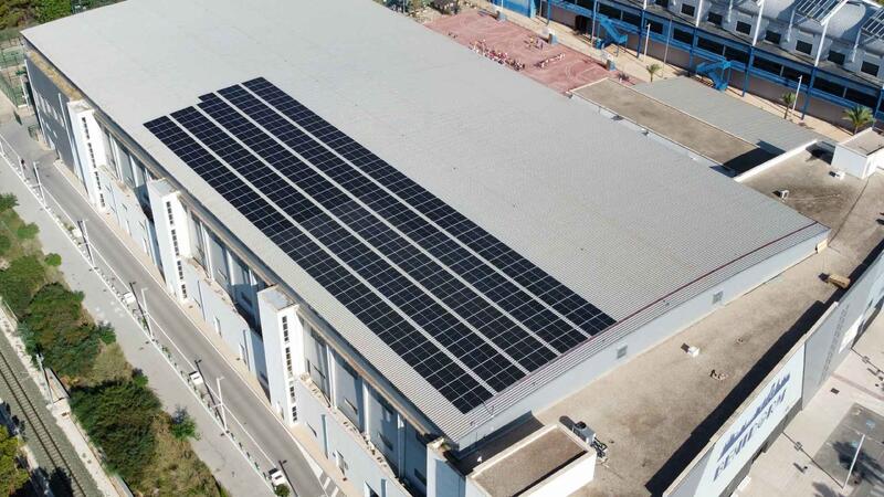 Benidorm escomet la instal·lació de 548 plaques fotovoltaiques per a reduir el consum i les emissions de CO₂ al Palau d