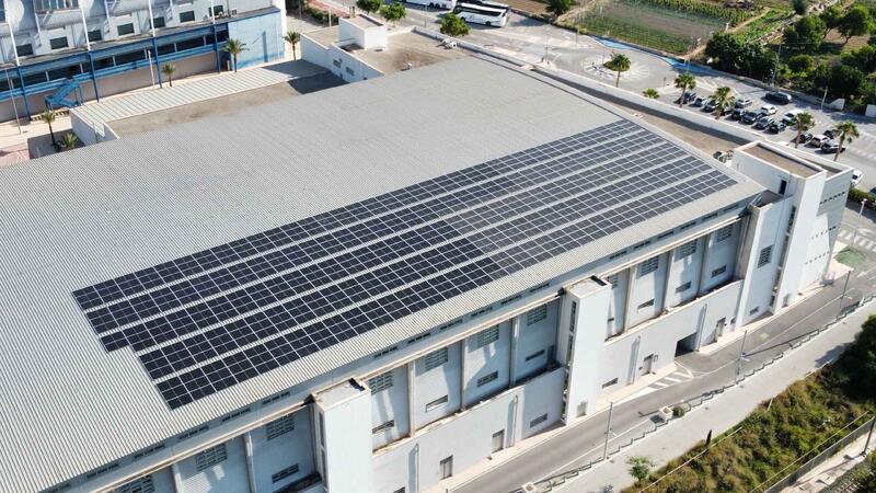 Benidorm escomet la instal·lació de 548 plaques fotovoltaiques per a reduir el consum i les emissions de CO₂ al Palau d