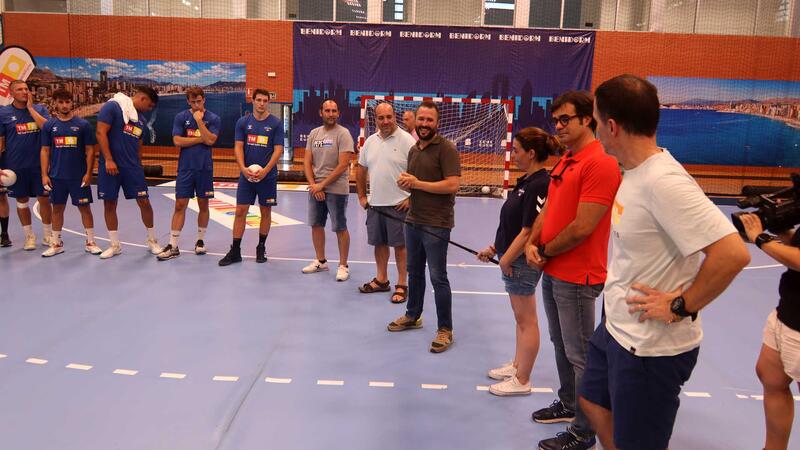 Més de 200 aficionats acudixen a la presentació del primer equip del TM Benidorm