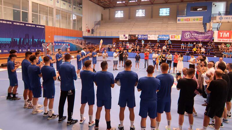 Més de 200 aficionats acudixen a la presentació del primer equip del TM Benidorm