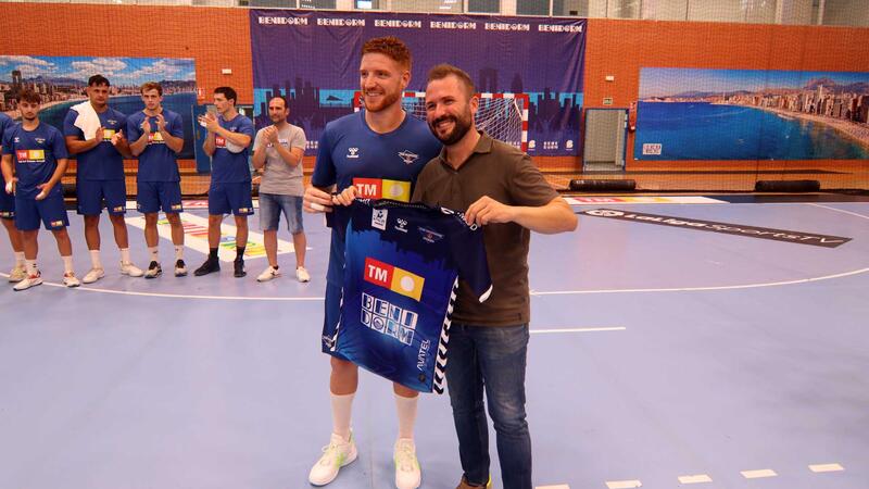 Més de 200 aficionats acudixen a la presentació del primer equip del TM Benidorm