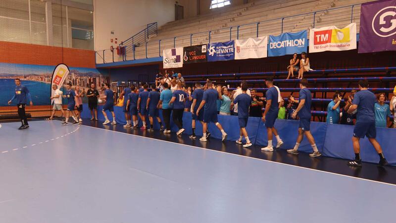 Més de 200 aficionats acudixen a la presentació del primer equip del TM Benidorm