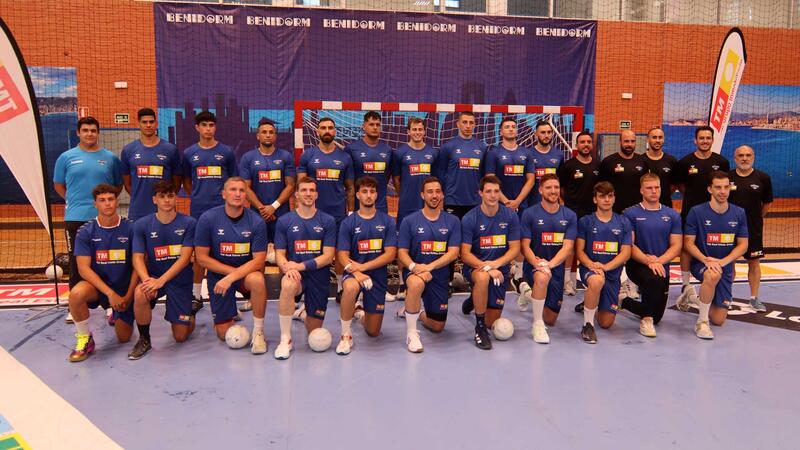Més de 200 aficionats acudixen a la presentació del primer equip del TM Benidorm