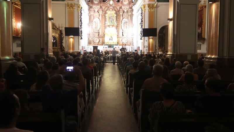 The rondalla of the ACR La Barqueta achieves an absolute full house with the concert in honor of Sant Jaume