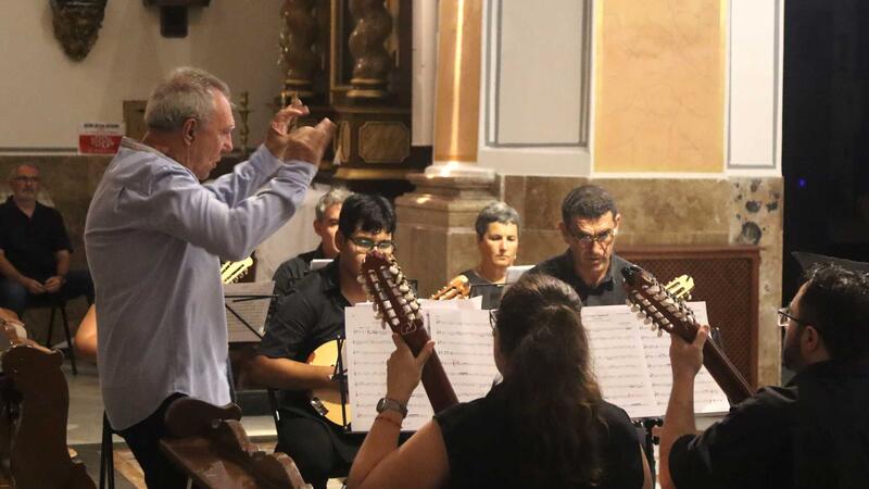 The rondalla of the ACR La Barqueta achieves an absolute full house with the concert in honor of Sant Jaume