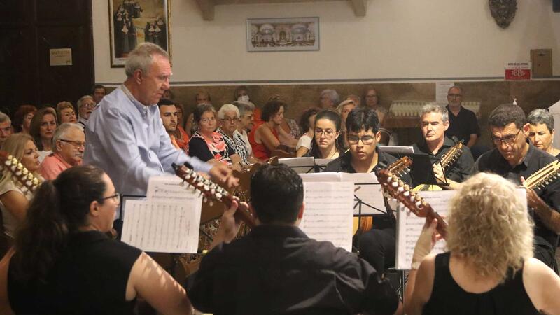 The rondalla of the ACR La Barqueta achieves an absolute full house with the concert in honor of Sant Jaume