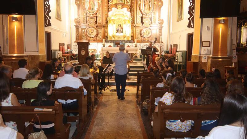 The rondalla of the ACR La Barqueta achieves an absolute full house with the concert in honor of Sant Jaume