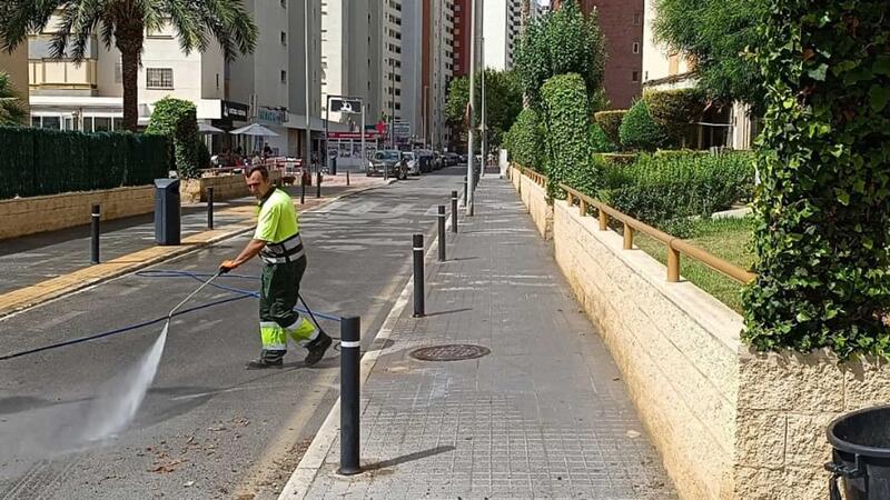 Benidorm desarrolla durante el verano una campaña extraordinaria de limpieza viaria en todos los barrios